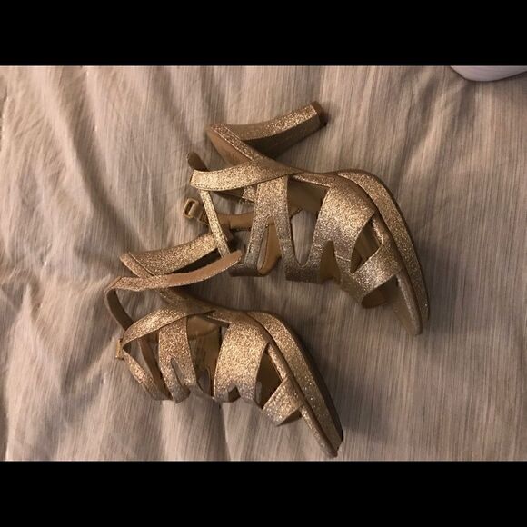 Naturalizer Dianna Platform Gold Sandal (7.5) - Picture 3 of 5